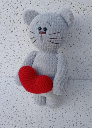 Плюшевий котик з сердечком. подарунок на 14 лютого. м'яка в'язана іграшка.4 фото