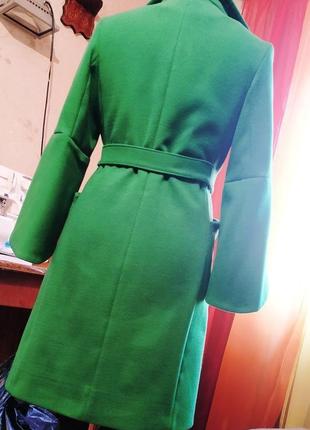 Кашемірове демисезонне пальто зеленого кольору з акцентною фурнітурою3 фото