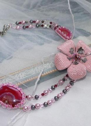 Розовое колье из агата, кристаллов и бисера "аленький цветочек"9 фото