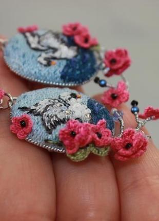 Серьги длинные вышитые цветы лебеди голубые розовые4 фото
