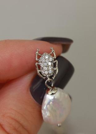 Нежные маленькие женские серебряные серьги с барочным белым жемчугом.7 фото