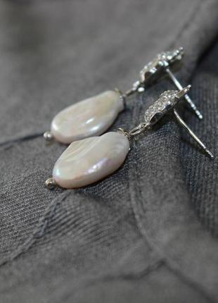 Нежные маленькие женские серебряные серьги с барочным белым жемчугом.5 фото