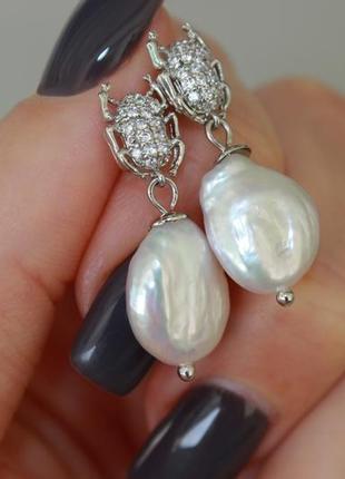Нежные маленькие женские серебряные серьги с барочным белым жемчугом.6 фото
