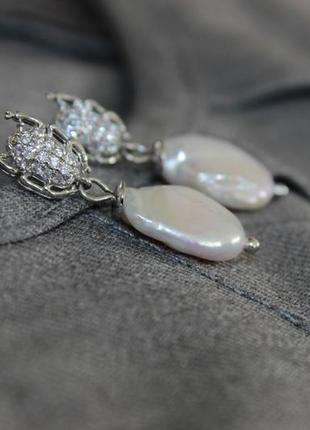Нежные маленькие женские серебряные серьги с барочным белым жемчугом.4 фото