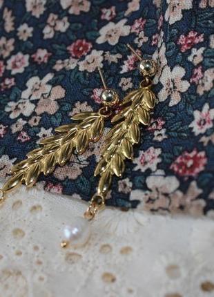 Сережки гвоздики довгі металеві із золотим колоском пшениці та натуральними перлами8 фото