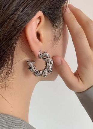 Сережки сережки круглі широкі товсті кільця у вуха срібло сріблясті модні трендові1 фото