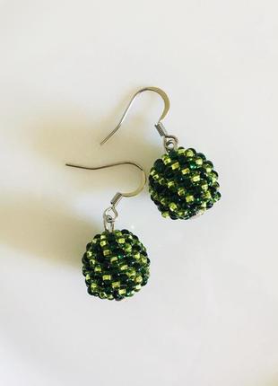 Круглые зеленые бисерные серьги, серьги с шариками из бисера5 фото