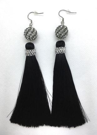 Черные серьги кисточки с бисерным декором2 фото