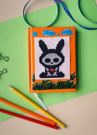 Блокнот заяц в клеточку а6 с ручной росписью и вышивкой маленький блокнот кролик подарок2 фото