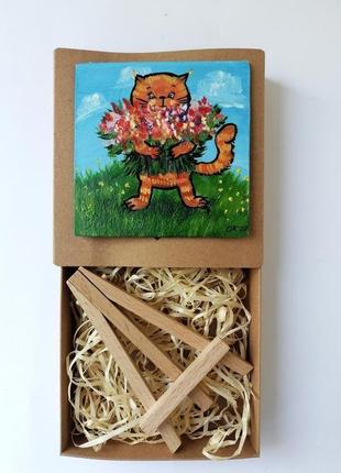 Мініатюра з рудим котом і букетом квітів маслом на підставці, магніт, сувенір на подарунок2 фото