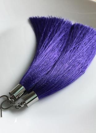 Фиолетовые серьги кисточки3 фото