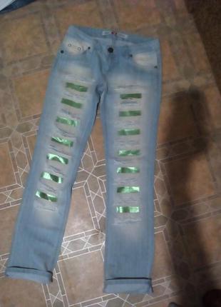 Модные рваные джинсы женские