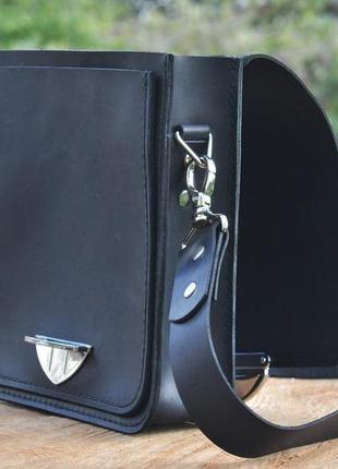 Классическая сумка через плечо с одним большим отделением и карманами7 фото