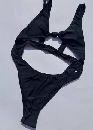 Совместный купальник монокини с открытым животом и узлом на лифе node черный4 фото