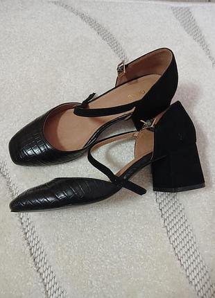 Босоніжки фірмові