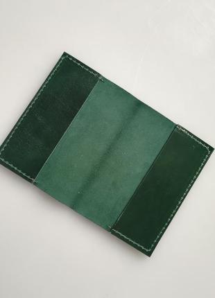 Кожаная обложка на паспорт из гладкой кожи ручной работы . цвет - темно-зелёный .