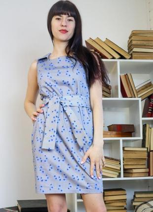 Платье серое в голубые цветы с поясом1 фото