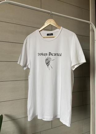 Белая футболка bershka с принтом2 фото