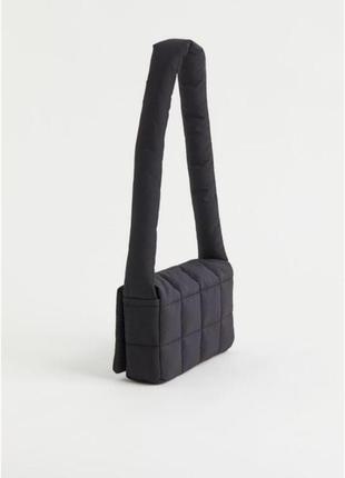 Чорна міні сумка на плече стьобана h&m5 фото