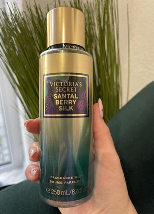 Парфюмированный спрей для тела victoria's secret santal berry silk fragrance mist 250 ml1 фото