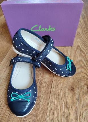 Дитячі туфлі clarks dance mad navy з натуральної шкіри розмір 26