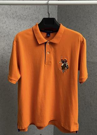 Оранжева футболка поло от бренда u.s. polo assn
