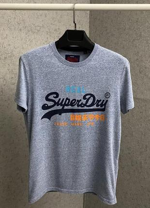 Блакитна футболка від бренда superdry