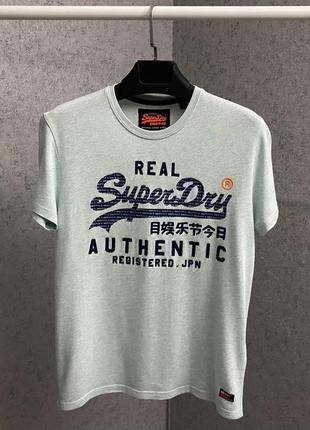 Блакитна футболка від бренда superdry