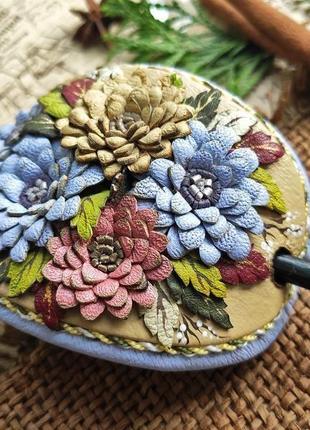Кожаная заколка для волос на деревянной шпажке с цветочной композицией из хризантем2 фото