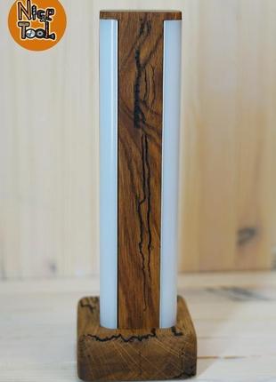 Настольная лампа (ночник) изготовлена из дерева дуб по поверхности идут раскаты молний