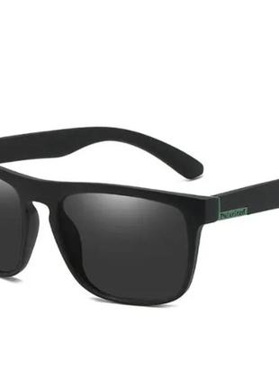 Очки солнцезащитные мужские.