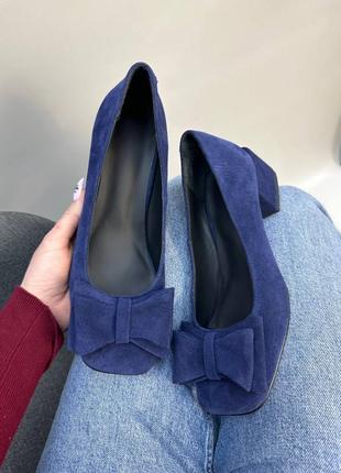 Темно сині замшеві туфлі з бантиком з квадратним носком1 фото