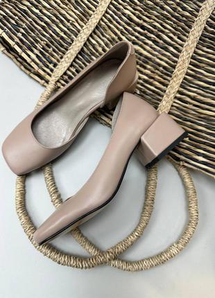 Базові бежеві туфлі з квадратним носком з натуральної шкіри