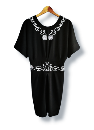 Женское черное платье с вышивкой