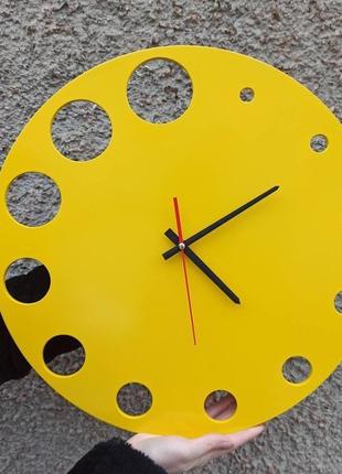 Дерев'яні настінні годинники жовтого кольору в стилі мінімалізм, настінні годинники