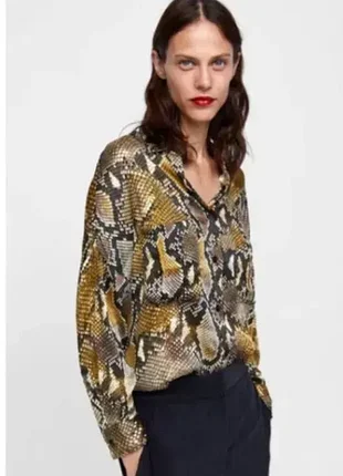 Стильная рубашка в змеиный принт zara
