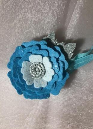 Пов'язка з блакитною квіткою з фетру4 фото