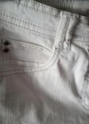 Классные фирменные джинсы с изящной отделкой стразами разных размеров.4 фото