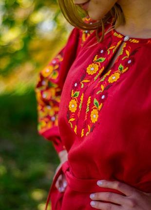 Дизайнерська жіноча вишиванка з натурального льону насиченого червоного кольору.6 фото