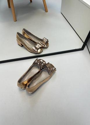 Золотистые кожаные туфли с бантиком на удобном каблуке4 фото