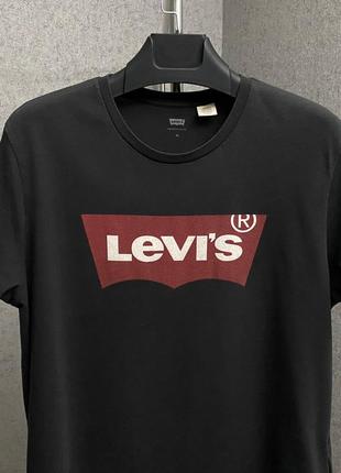 Черная футболка от бренда levis3 фото