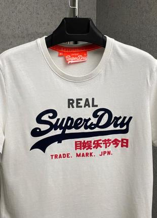 Біла футболка від бренда superdry3 фото