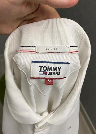 Белая футболка поло от бренда tommy hilfiger5 фото