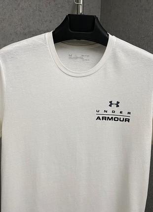Белая футболка от бренда under armour3 фото