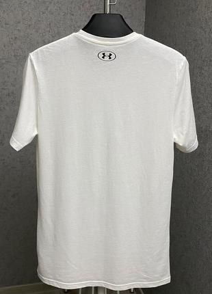Белая футболка от бренда under armour4 фото