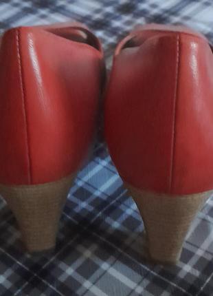 Шикарні шкіряні туфлі червоного кольору з відкритим носком tamaris, 💯 оригінал8 фото