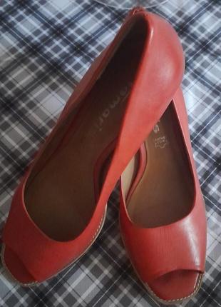 Шикарні шкіряні туфлі червоного кольору з відкритим носком tamaris, 💯 оригінал2 фото