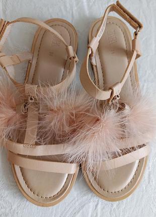 Босоніжки для дівчинки. zara. 36 р.шкіра.