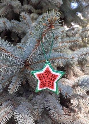 Новогодняя игрушка звезда арбуз из бисера4 фото