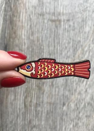 Деревянные значки, значок, брошь - золотая рыбка